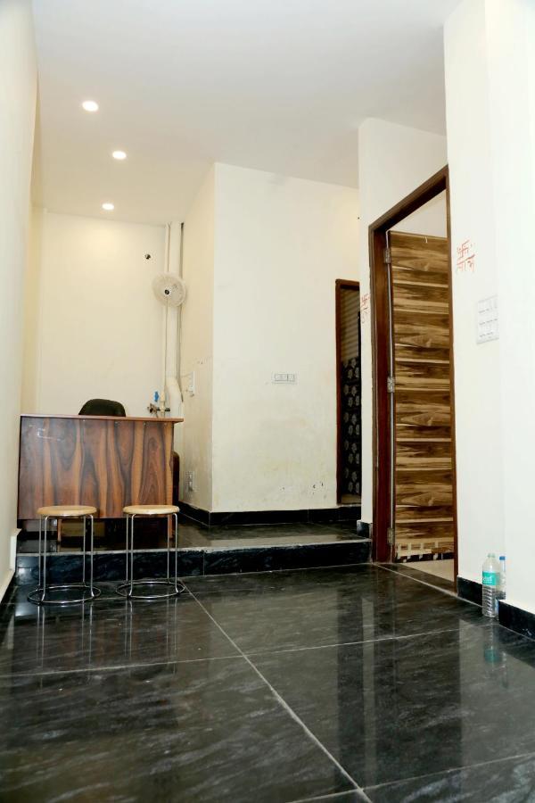 The Charlie'S Hostel Yeni Delhi Dış mekan fotoğraf