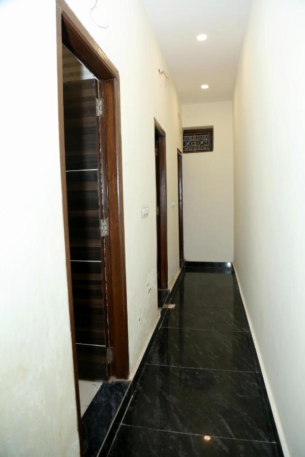 The Charlie'S Hostel Yeni Delhi Dış mekan fotoğraf