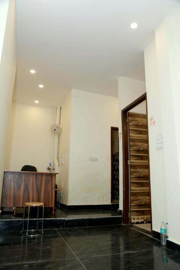 The Charlie'S Hostel Yeni Delhi Dış mekan fotoğraf
